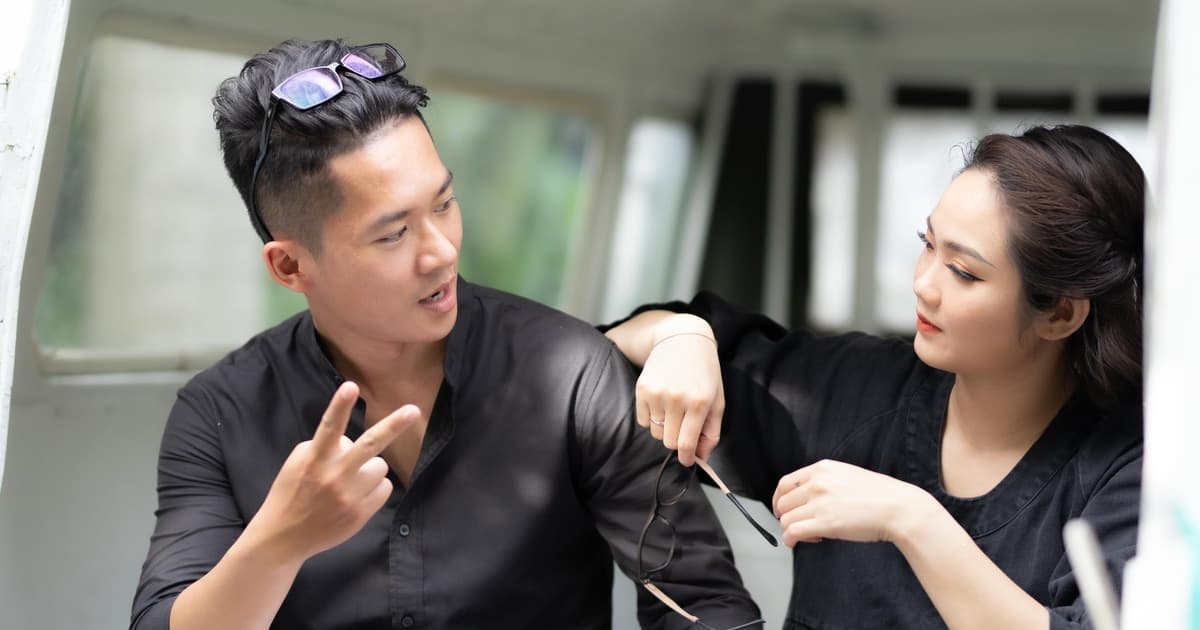 나란히 앉아 상대의 이야기에 귀 기울이는 커플